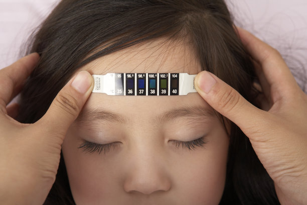 发烧的小女孩图片下载