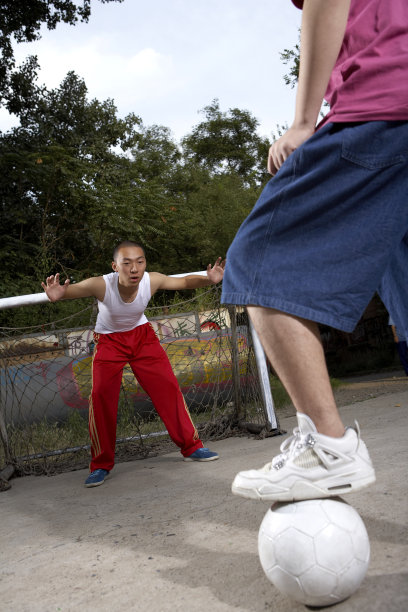 踢足球的年轻人图片下载