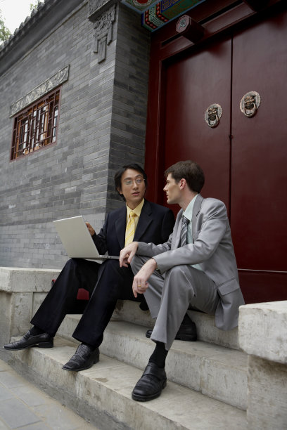 商务伙伴交谈图片下载