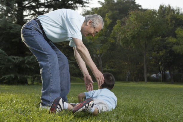 爷爷扶起跌倒的孩子图片下载