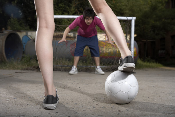 年轻人踢足球图片下载