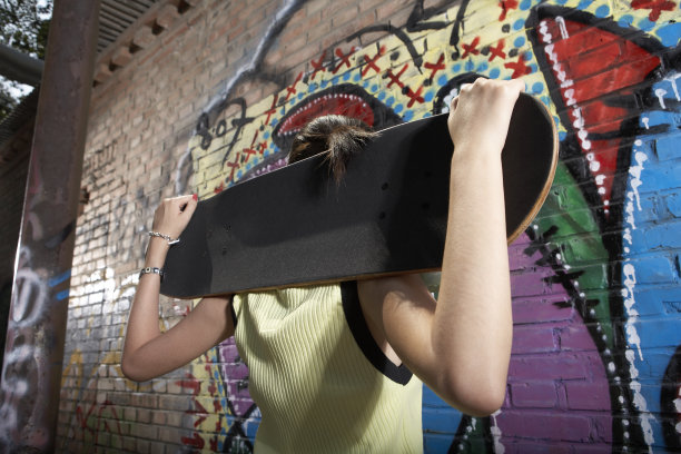 女孩与滑板图片下载