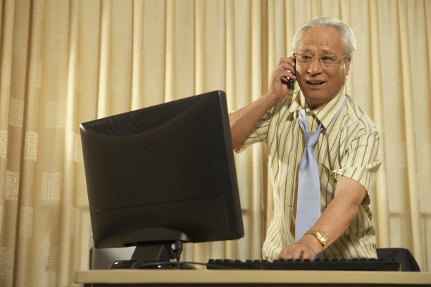 老年商务男士打电话图片下载