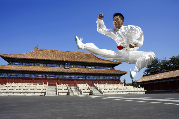 年轻男子在太庙内表演功夫图片下载