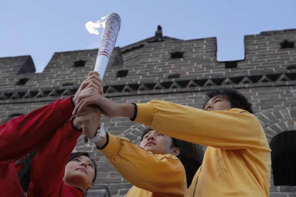 身穿运动服的年轻人站在长城烽火台前图片下载