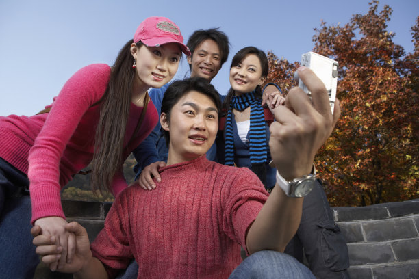 四个年轻人正在长城上自拍留影图片下载