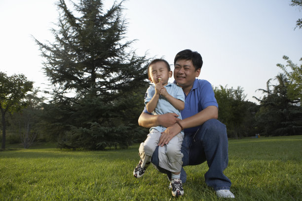 爸爸和儿子在公园里玩耍图片下载