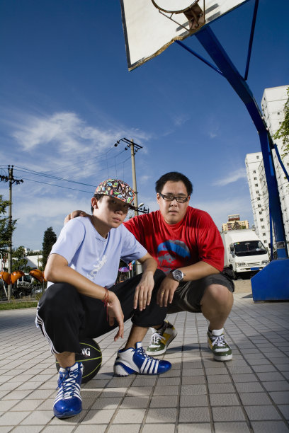 两街头篮球青年肖像图片下载