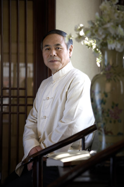 穿传统服装的老人图片下载