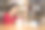 年轻女子使用笔记本电脑图片下载