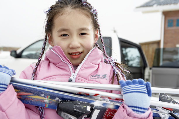 小女孩与雪橇图片下载