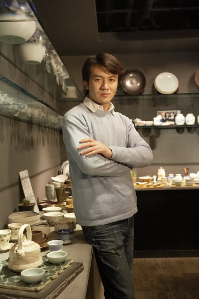 店铺里的年轻男子图片下载