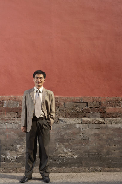 商务男士站在宫墙下图片下载