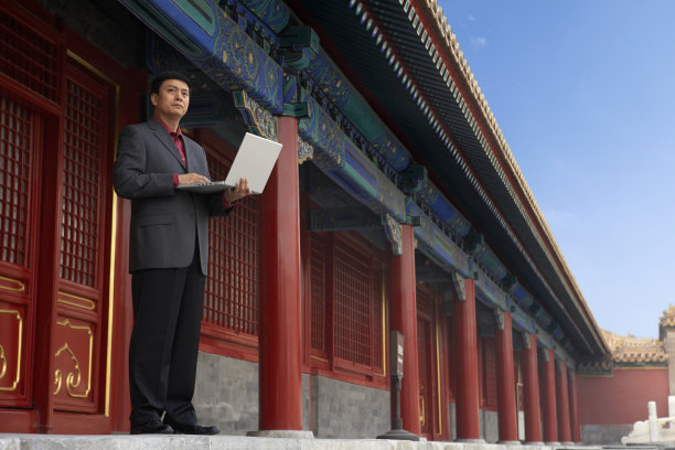 商务男士和笔记本电脑图片下载