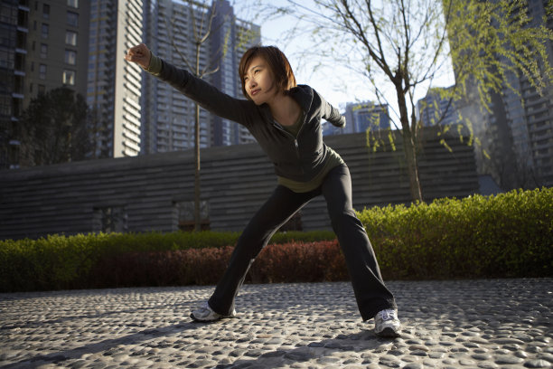 在做伸展运动的年轻女孩图片下载