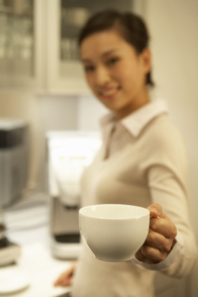 喝咖啡的商务女性图片下载