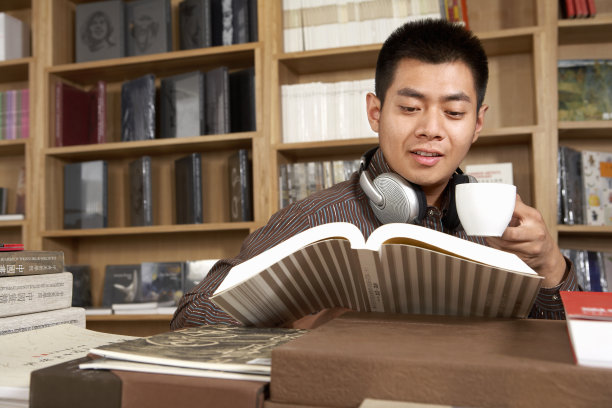 男子喝咖啡看书图片下载