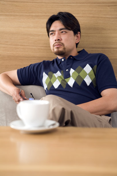 男士在咖啡店取下眼镜沉思图片下载