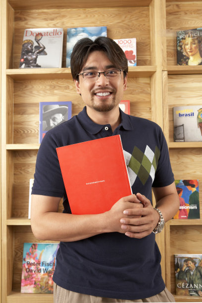 男子在书店看书图片下载