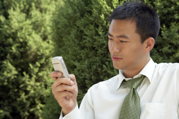 商务男士使用手机图片下载