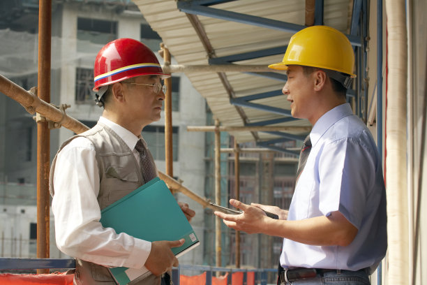 工程师伙探讨问题图片下载