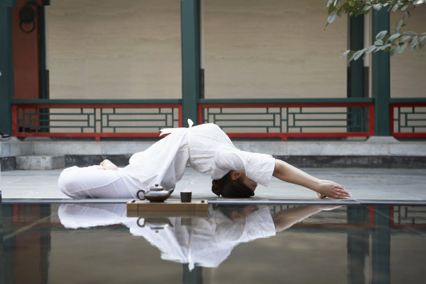 年轻女子做瑜伽图片下载