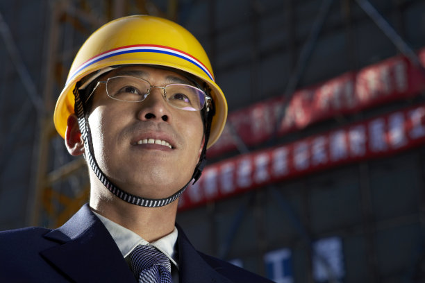 商务男士在工地图片下载