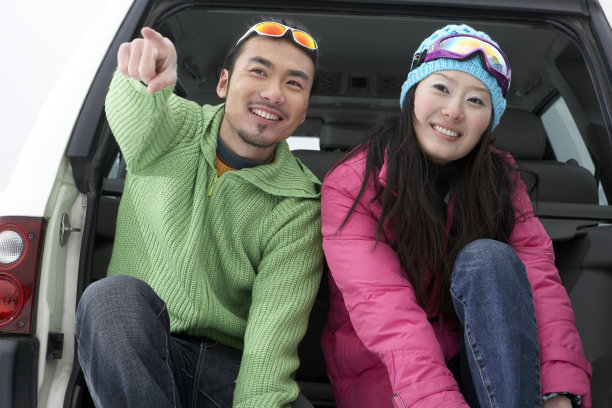 年轻情侣准备滑雪图片下载