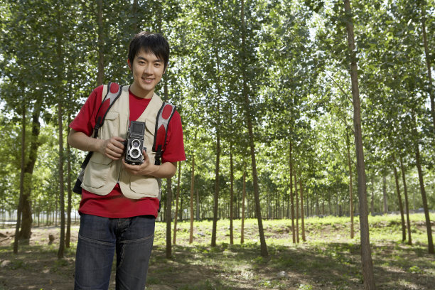年轻男子和老式相机图片下载