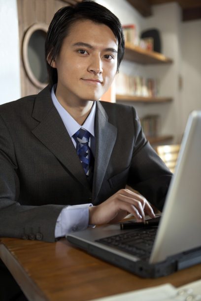 男商人使用笔记本电脑图片下载