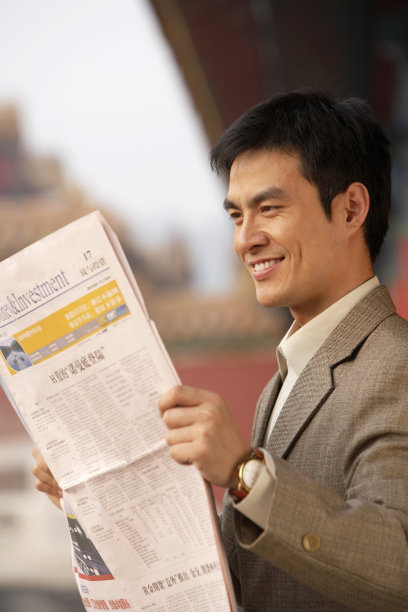 商务男士读报纸图片下载