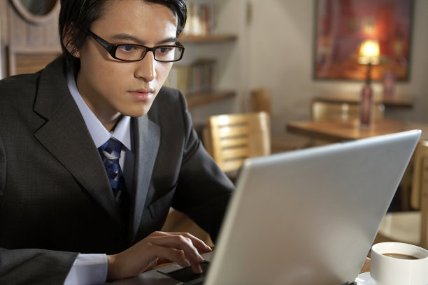 男商人使用笔记本电脑图片下载