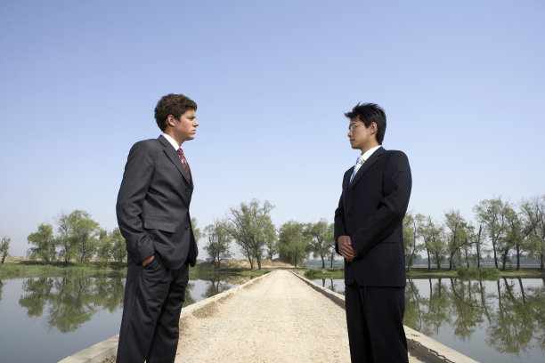 商务男士在水畔图片下载