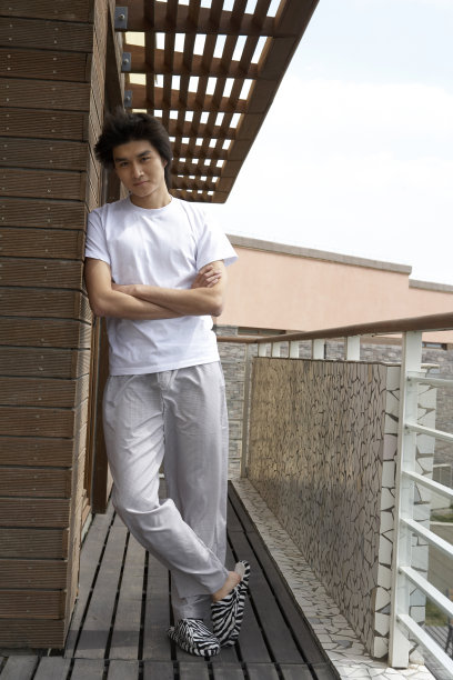 年轻男子肖像图片下载