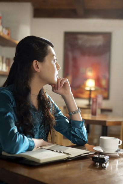 休闲的年轻女子图片下载