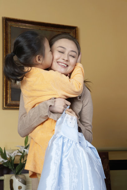 小女孩亲吻母亲图片下载