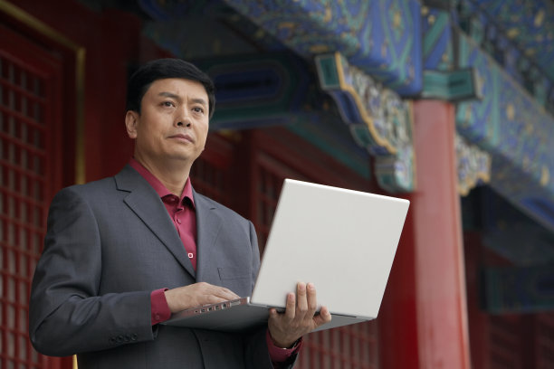 商务男士和笔记本电脑图片下载