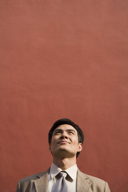 商务男士站在宫墙下图片下载