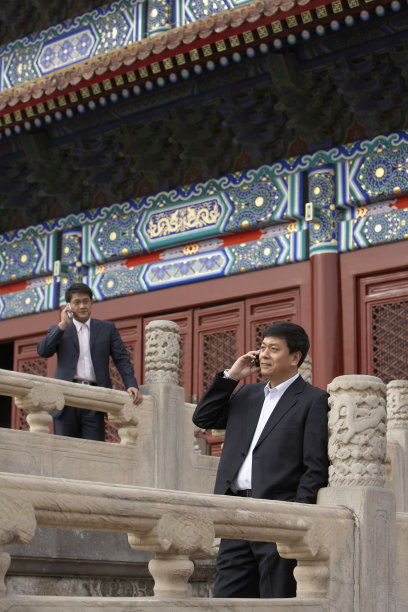 太庙商务男性在用电话图片下载