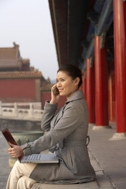 商务女士打电话图片下载