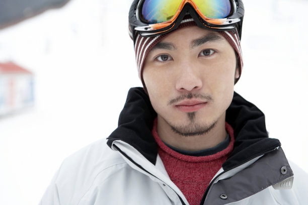 雪地年轻男子图片下载