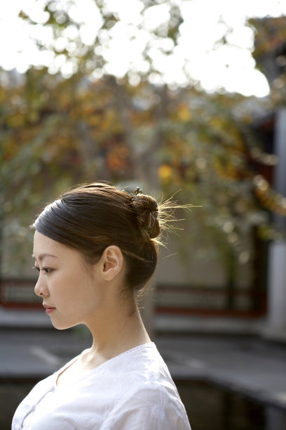 年轻女子做瑜伽图片下载