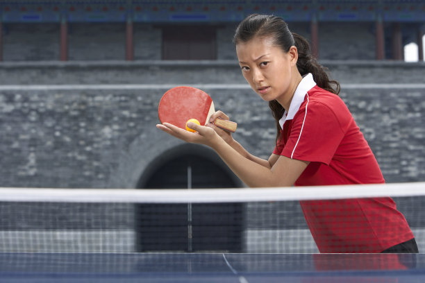 比赛中的乒乓球运动员图片下载