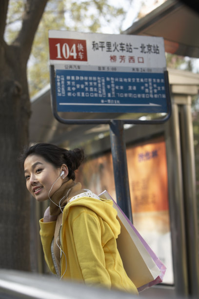 车站等车的年轻女孩图片下载