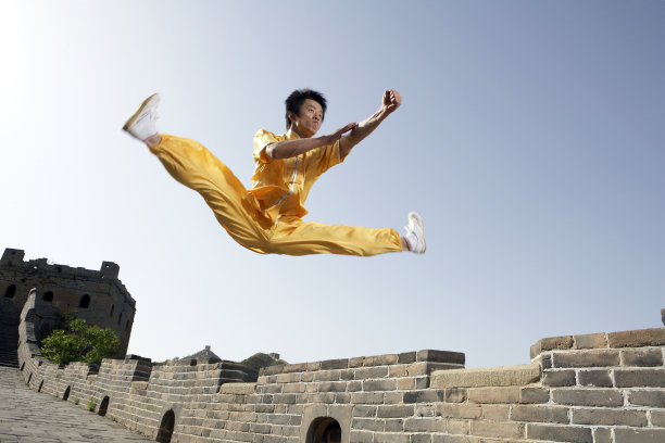 年轻男子在长城表演武术图片下载