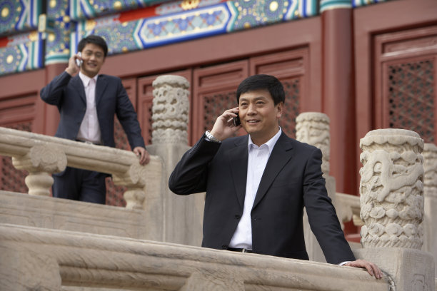 太庙商务男性在用电话图片下载