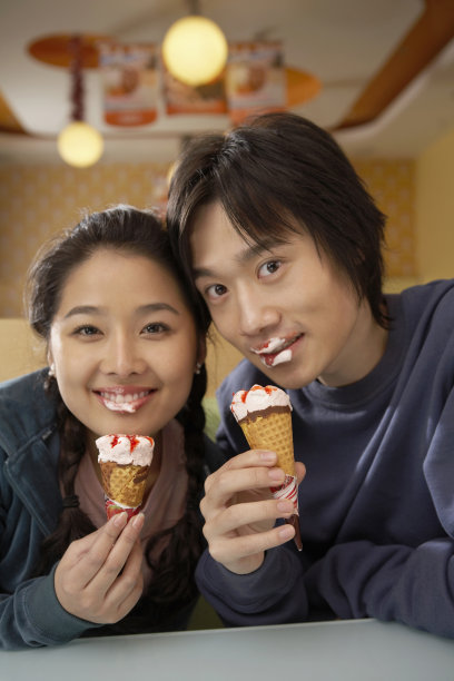 亲密的青年男女在吃冰淇淋图片下载