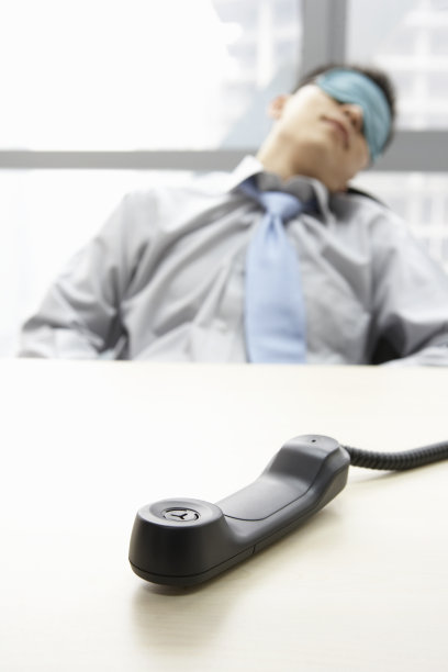 在办公室打瞌睡的商务男性图片下载