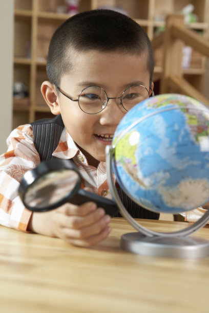 小男孩和地球仪图片下载