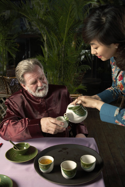 女服务员倒茶图片下载